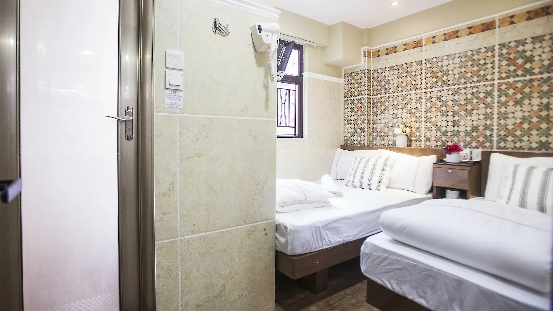 Happy Peach Guest House Цзюлун 2*,